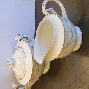 Royal Wheat creamer and sugar bowl set